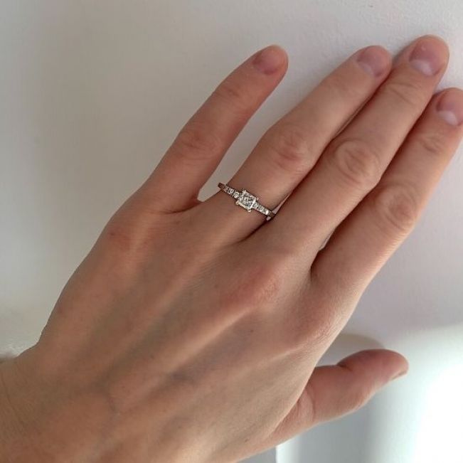 Princess Cut Diamond Ring with 3 Small Side Diamonds Yellow Gold - Photo 7