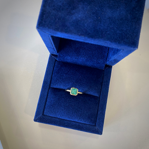 Stylish Square Emerald Ring in 18K Yellow Gold - Photo 3