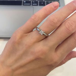 V-style Classic Setting Ring with Square Diamond