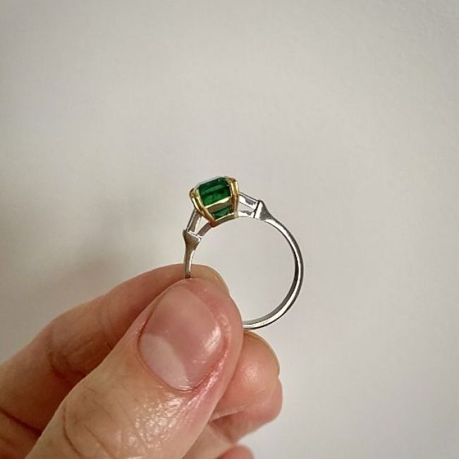 3 carat Emerald Ring with Side Diamonds Baguette - Photo 5