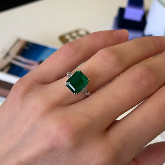 3.31 carat Emerald and Side Trillion Diamonds Ring,  Enlarge image 7