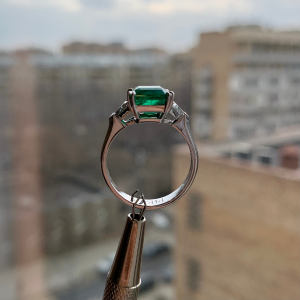 3.31 carat Emerald and Side Trillion Diamonds Ring - Photo 10